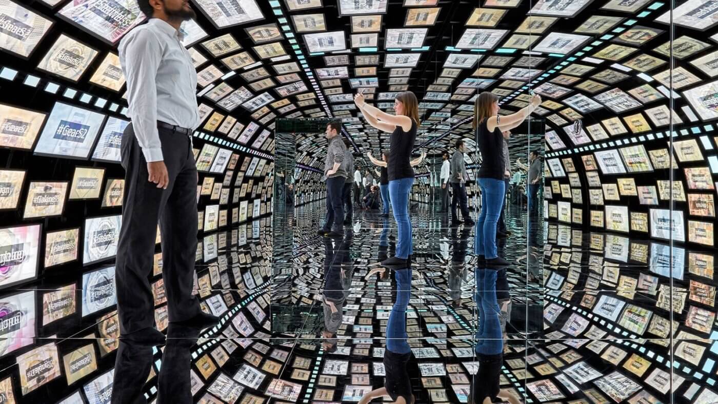 Samsung 837 store's echo chamber with 3 customers inside